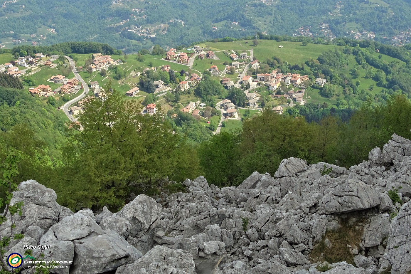 27 Ripida pietraia con vista sulla sottostante Roncola.JPG